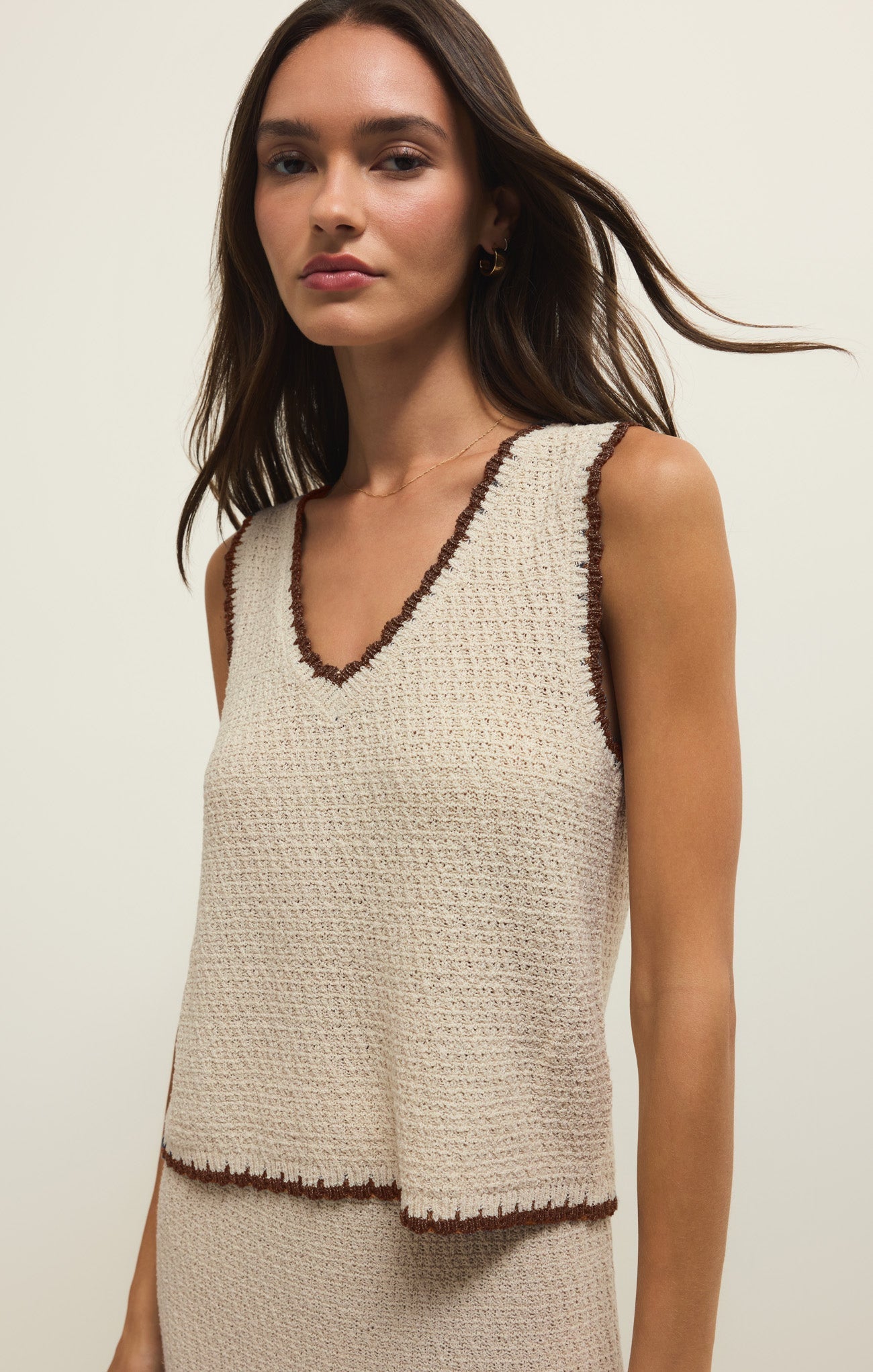 Débardeur Yessenia Whipstitch – Haut en maille sans manches à col en V avec bordure contrastée pour femme