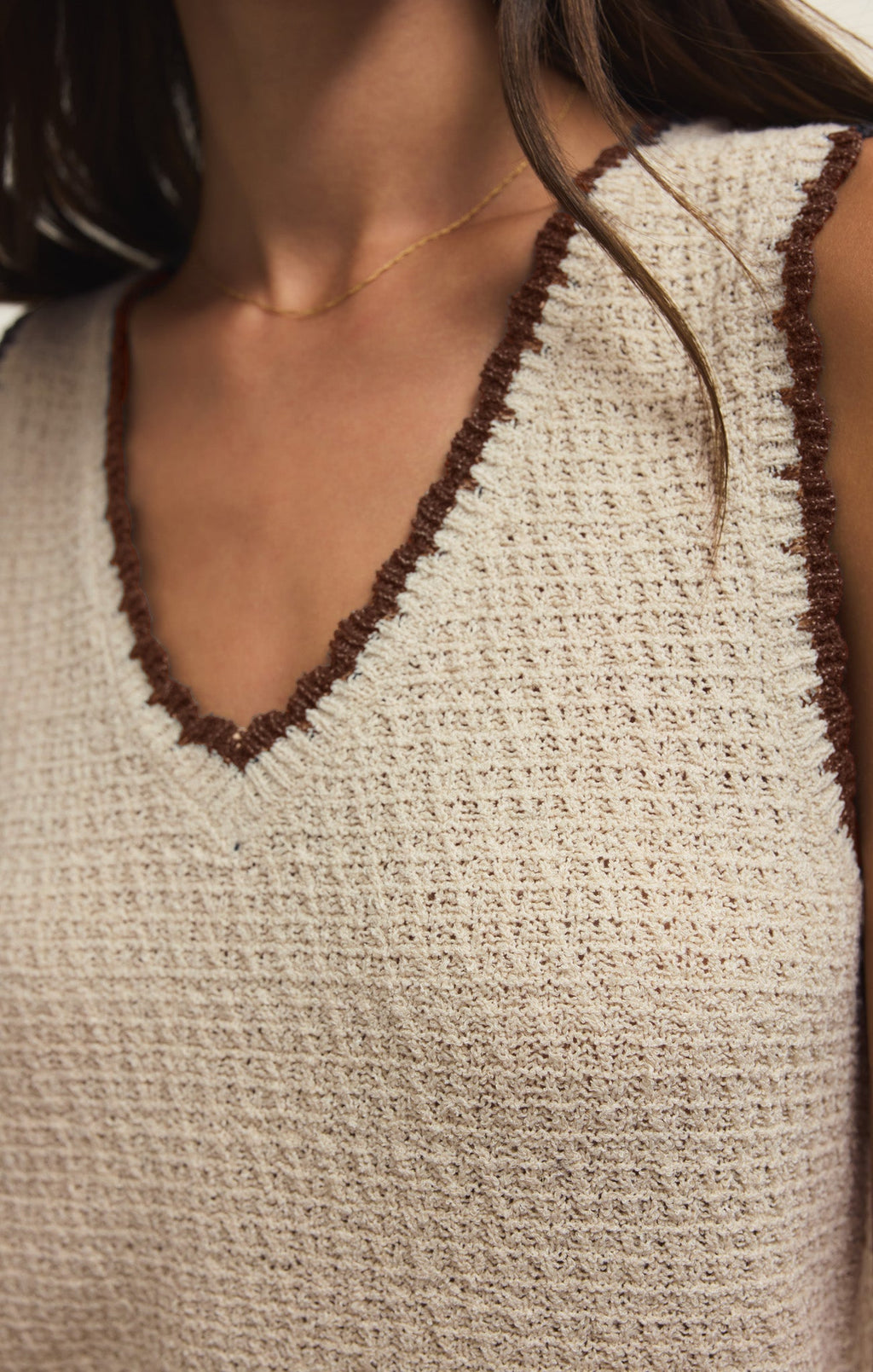 Débardeur Yessenia Whipstitch – Haut en maille sans manches à col en V avec bordure contrastée pour femme