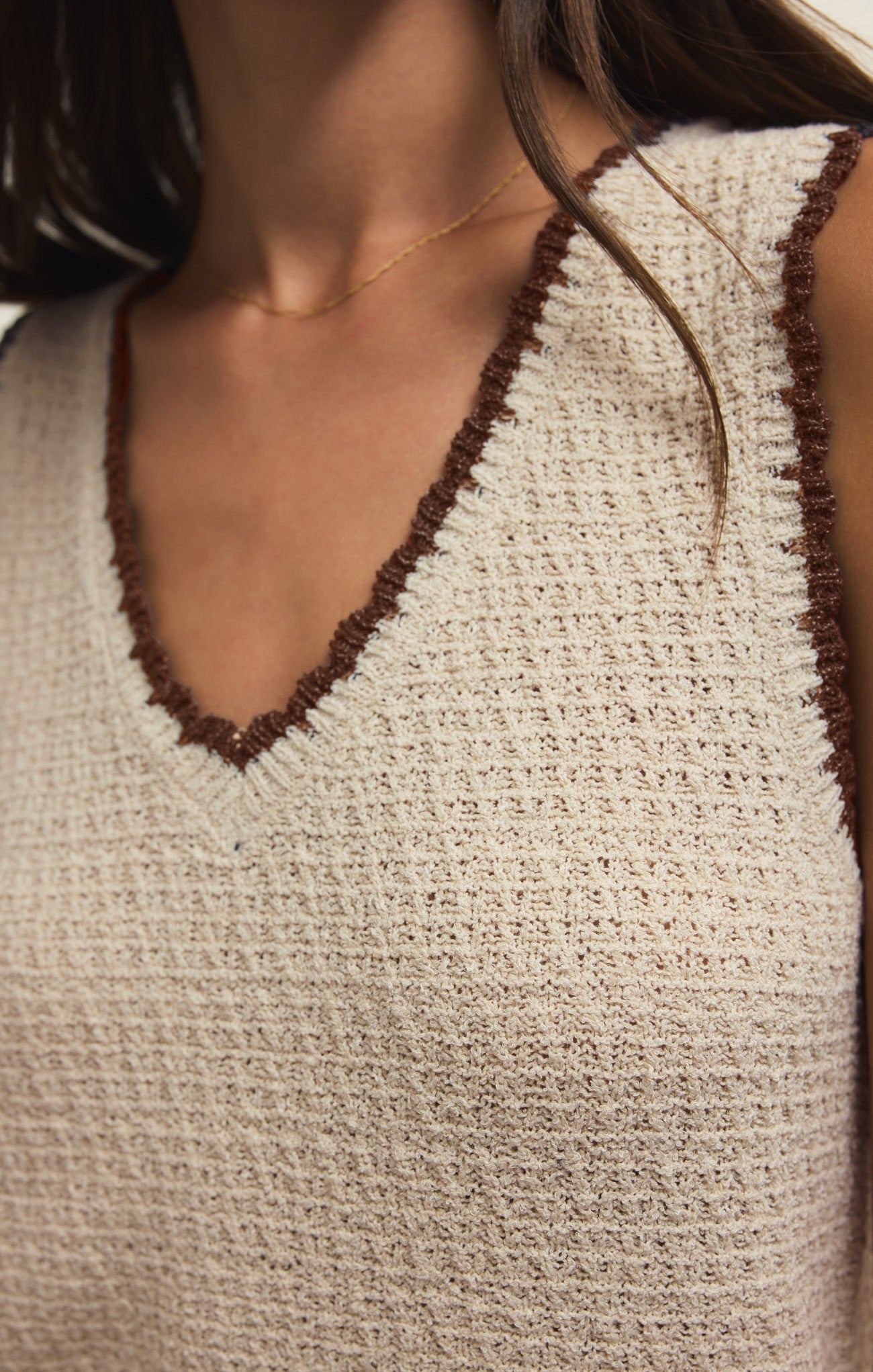 Débardeur Yessenia Whipstitch – Haut en maille sans manches à col en V avec bordure contrastée pour femme