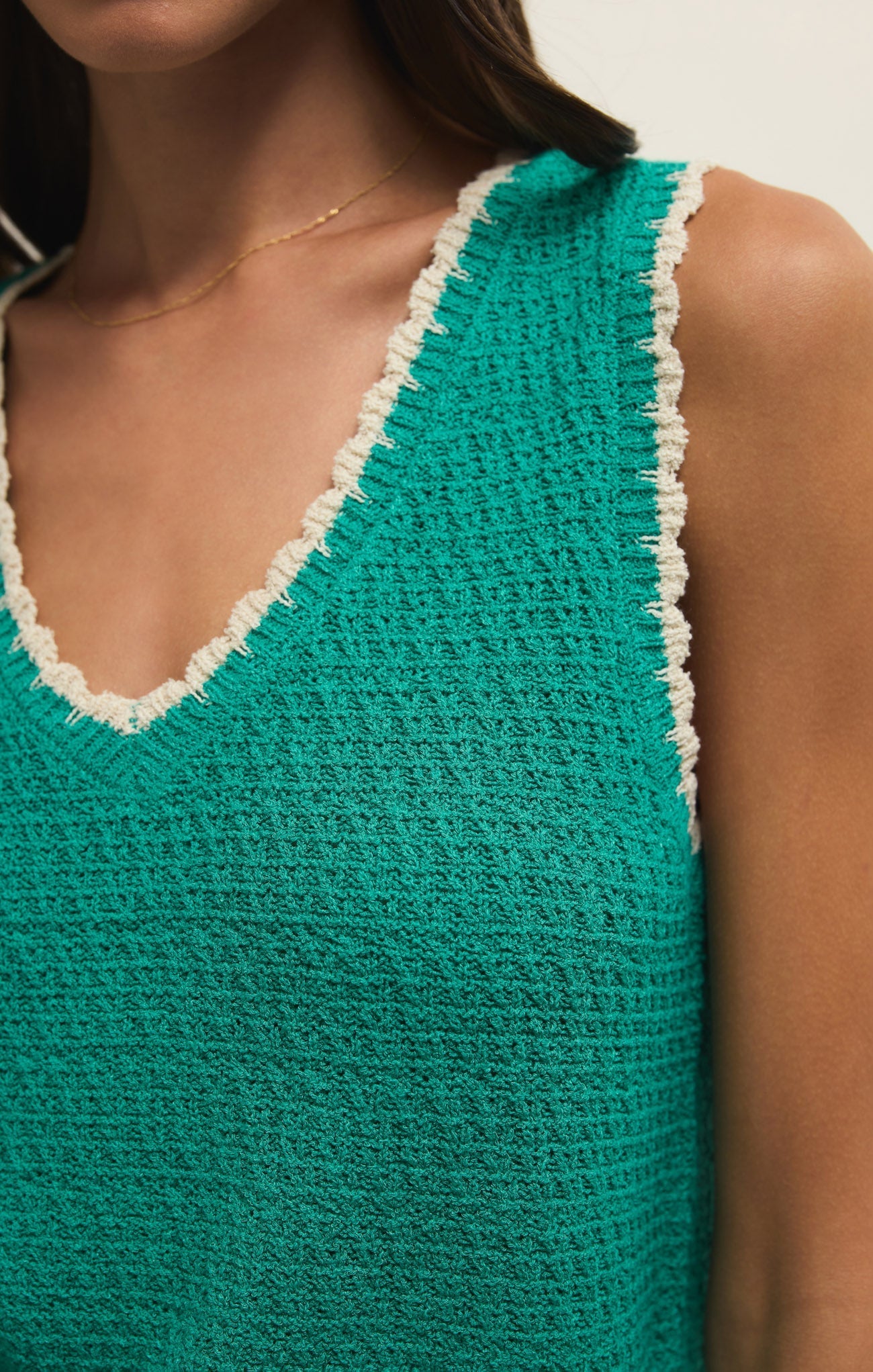 Débardeur Yessenia Whipstitch – Haut en maille sans manches à col en V avec bordure contrastée pour femme